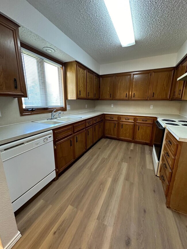 Photo - 5609 88th St