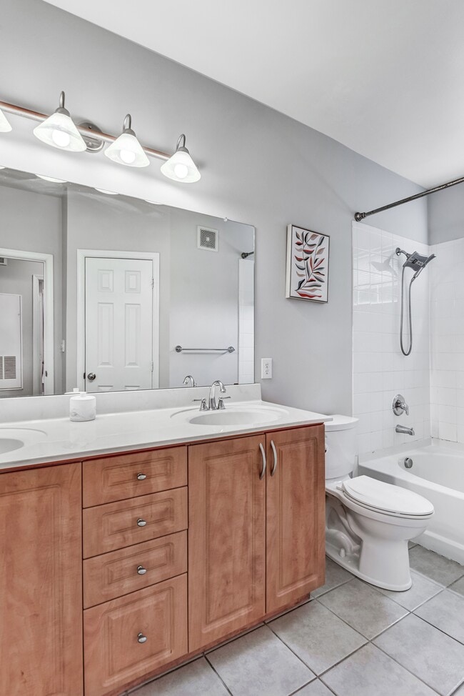 Building Photo - 12120 Garden Ridge Ln Unit 204