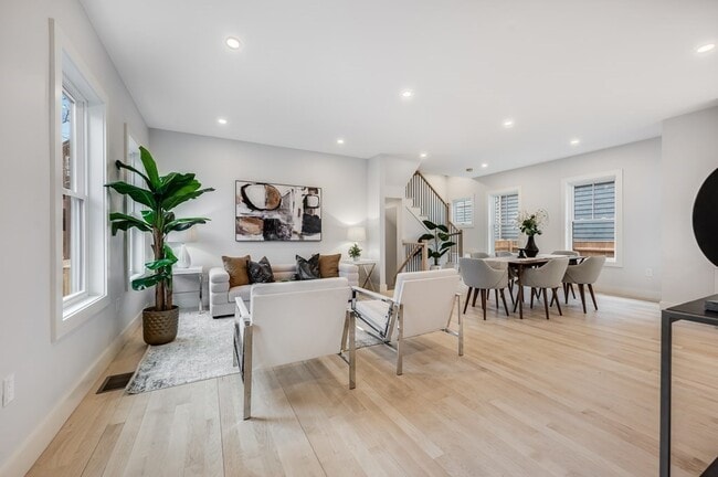 Building Photo - 11 Tufts St Unit 1