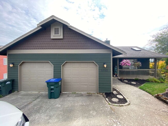 Building Photo - Spacious 4-bedroom with Panoramic Deck Nex... Rental