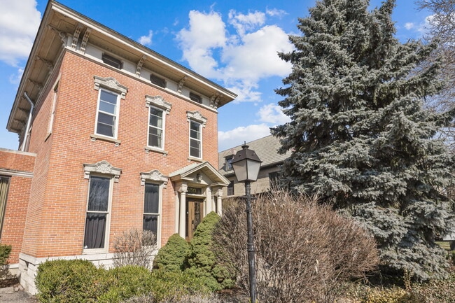 Photo - 550 E Town St House