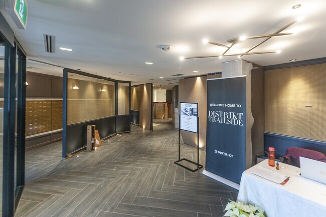 Photo - 405 Dundas St W