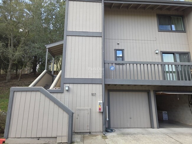 Building Photo - Incredible El Cerrito Hills Townhome