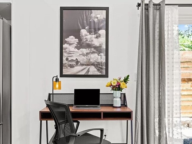 Photo - 2811 Woodbury St