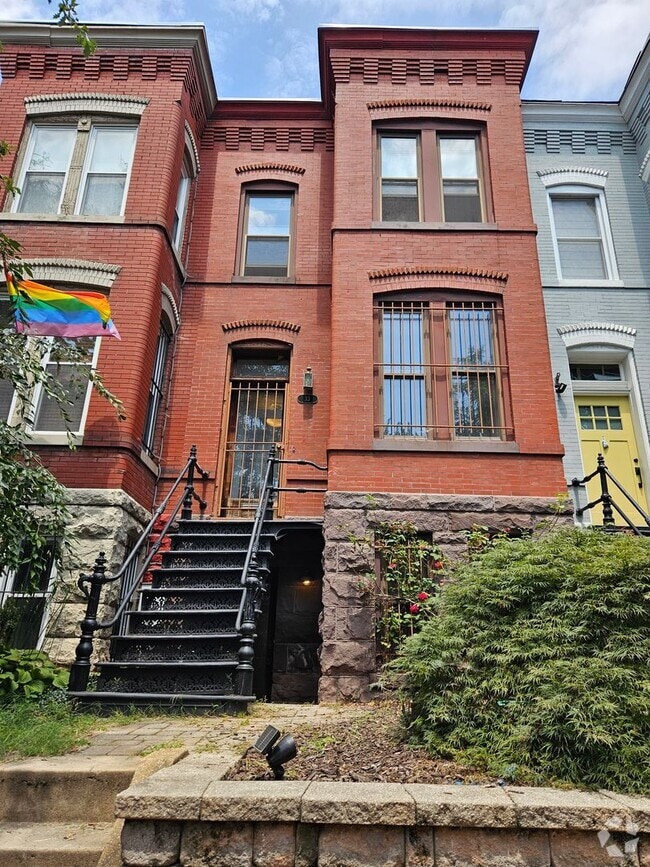 Building Photo - Charming 3BR Rowhome in Bloomingdale