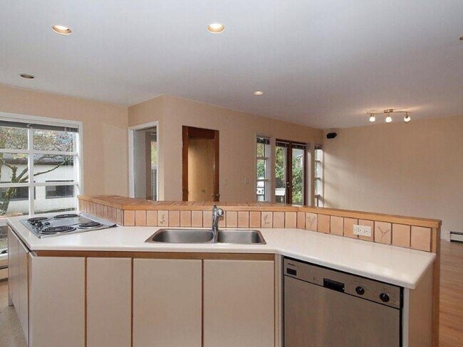 Photo - 5515 Trafalgar St