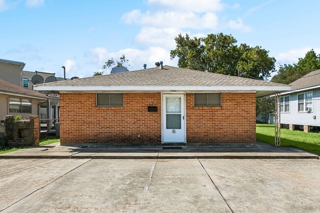 Building Photo - 124 Lake Ave Unit A