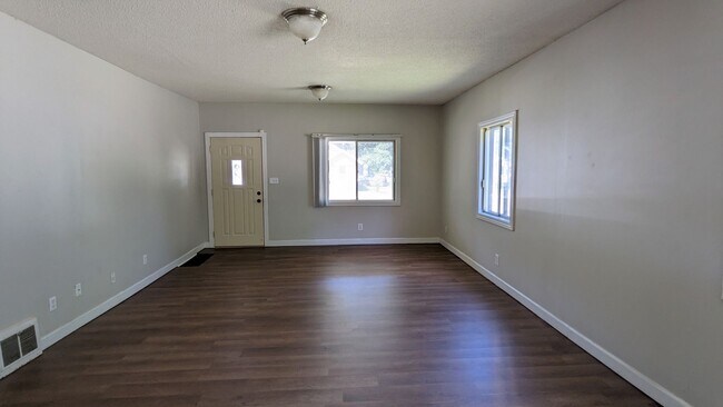 Photo - 1674 Manz St