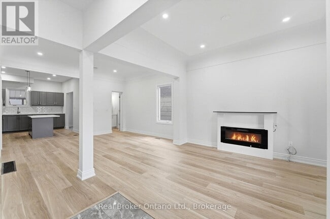 Photo - 167 Rosslyn Ave N