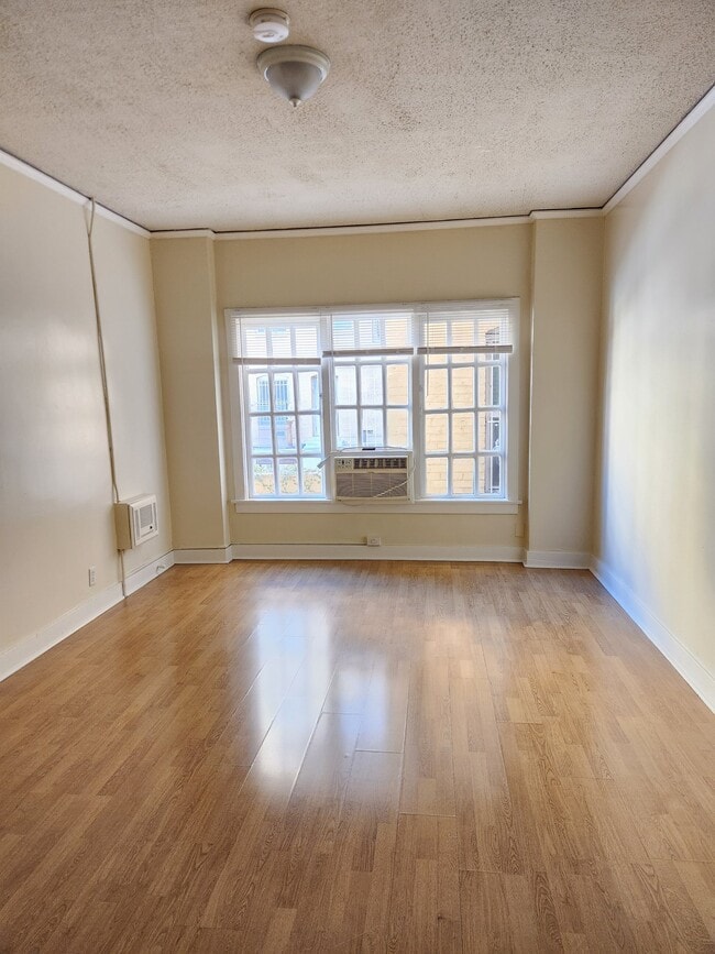 Building Photo - 1825 Ivar Ave Unit 210