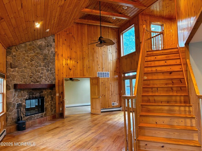 327 Deerfoot Ln