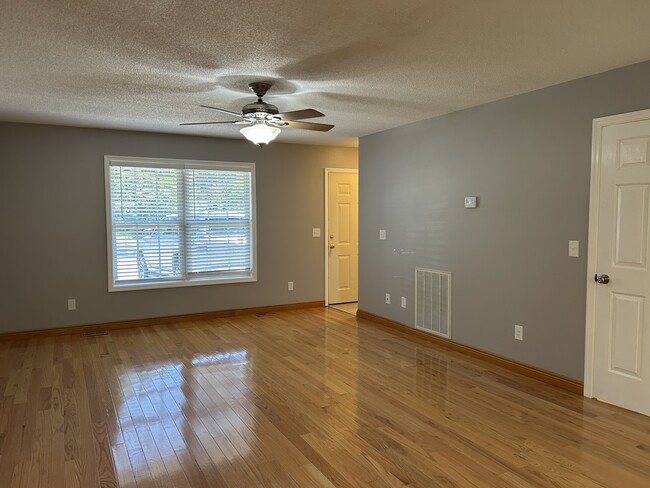 Building Photo - 307 Walnut St Unit 307 Walnut Ave