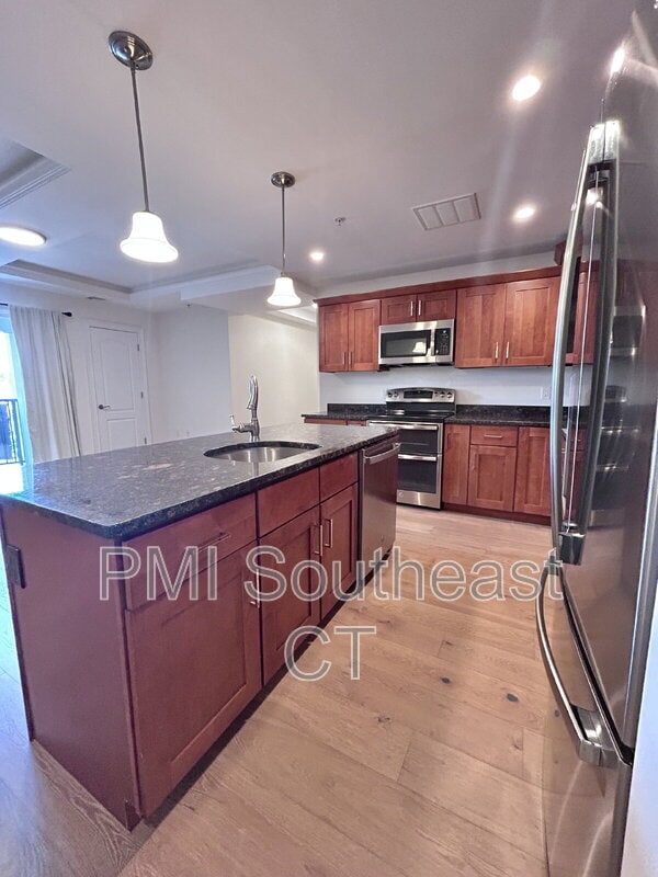 461 Bank St Unit 806