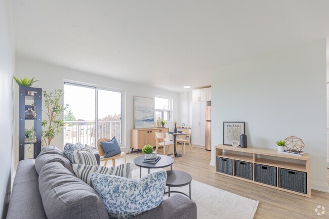 Interior Photo - 718 Lawrence