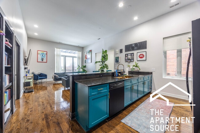 Building Photo - 2409 W Catalpa Ave Unit 408