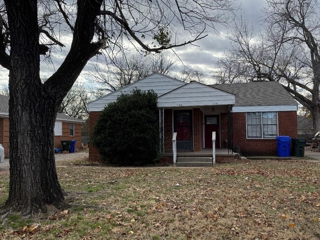 Building Photo - 2 Bed 1 Bath Duplex For Lease NOW!