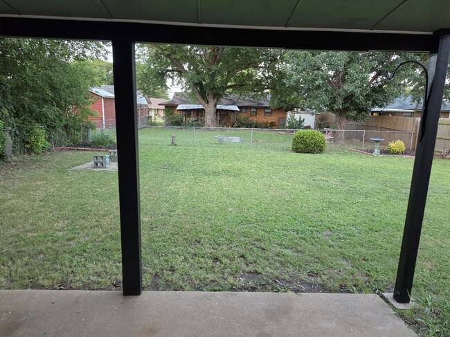 Large fenced in back yard - 4104 Kim Dr