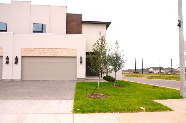 Building Photo - 1027 Birch Loop Unit 0