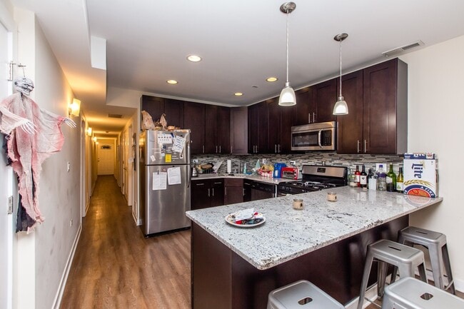 Photo - HUGE 4bed/2bath Condo Quality GARDEN unit in Wicker Park! Central Air! In-Unit Laundry! Unit 0