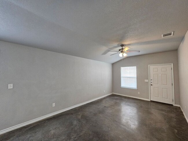 Photo - AVAILABLE NOW! Unidad 312 Lowes Blvd - B