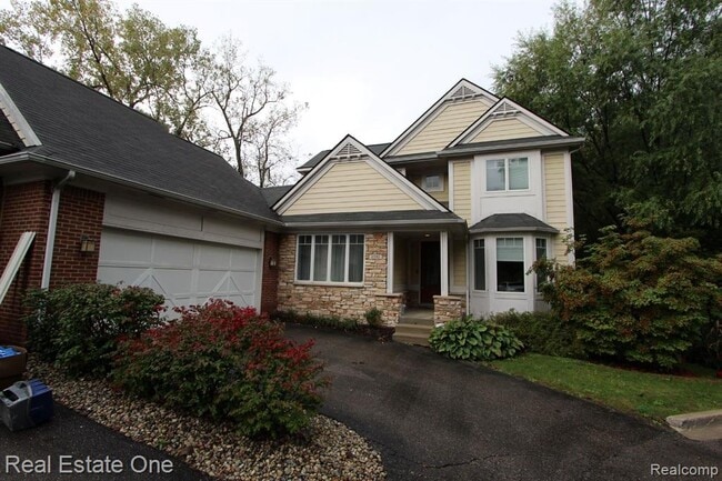 Building Photo - 1090 Oakwood Dr