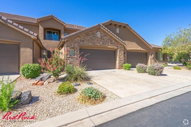 Building Photo - Pet Friendly 4 Bedroom Home! Internet incl...