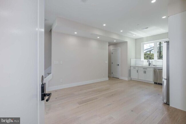 Photo - 722 Kenyon St NW Unit 3