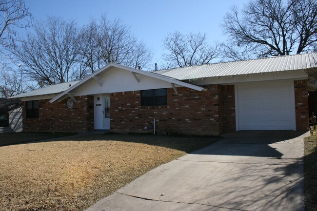 Building Photo - 2604 Mears Dr