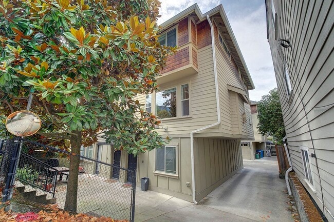 Building Photo - 2Bd/1.5Ba Seattle Townhouse