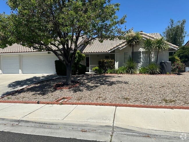 Building Photo - Golf Course Beauty Rental