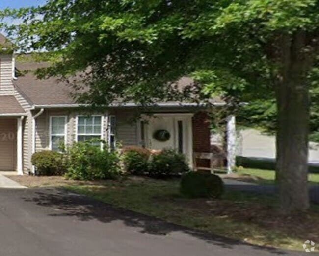 Building Photo - Charming 2BR/1.5BA Townhouse in Quiet Comm...