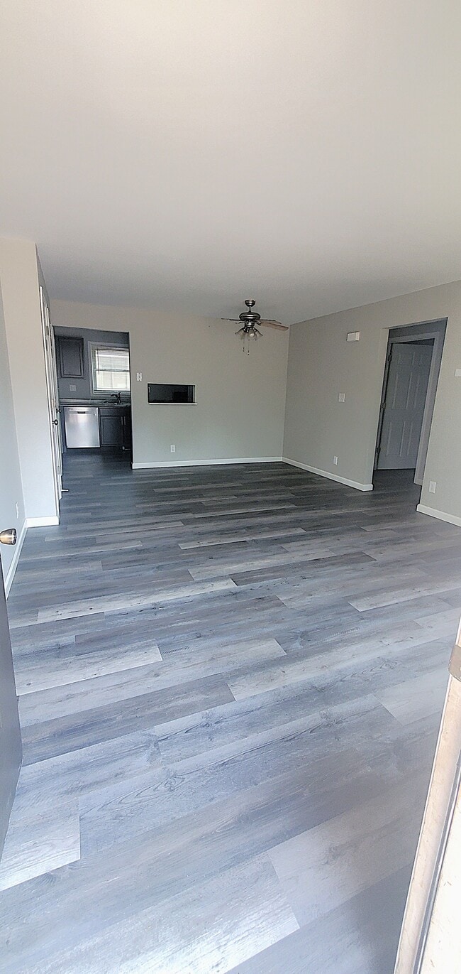 325 W 9th St