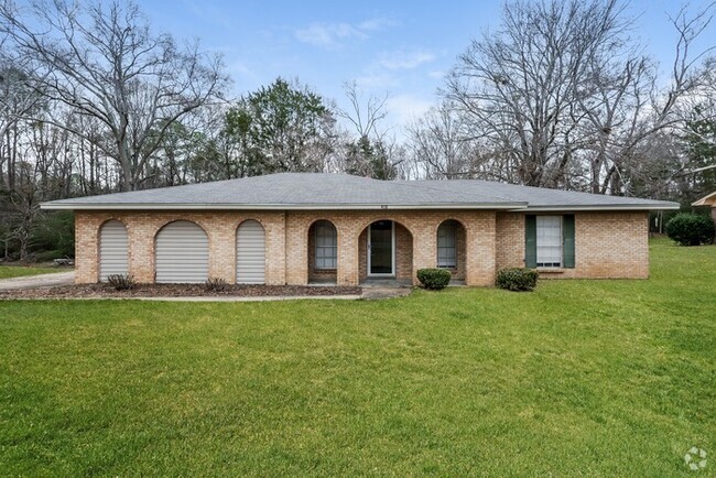 Building Photo - Captivating 3 Bedroom