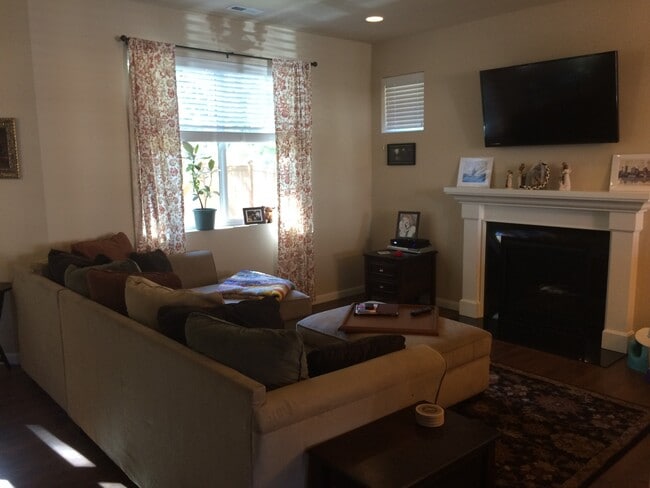 Photo - 1880 Claret Loop NW