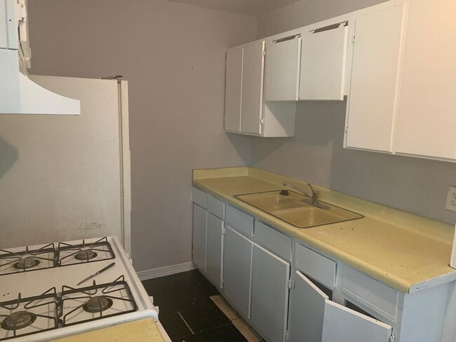 Building Photo - Cute 2/1 townhome with extra storage and covered parking