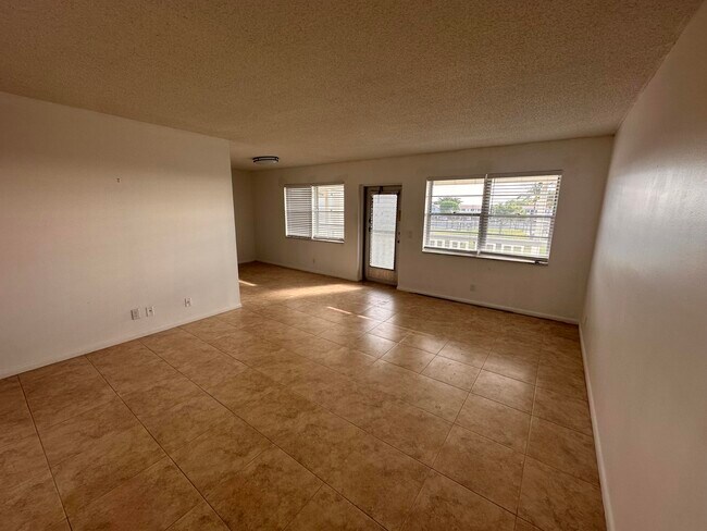 Photo - 163 Somerset Crescent Unidad H