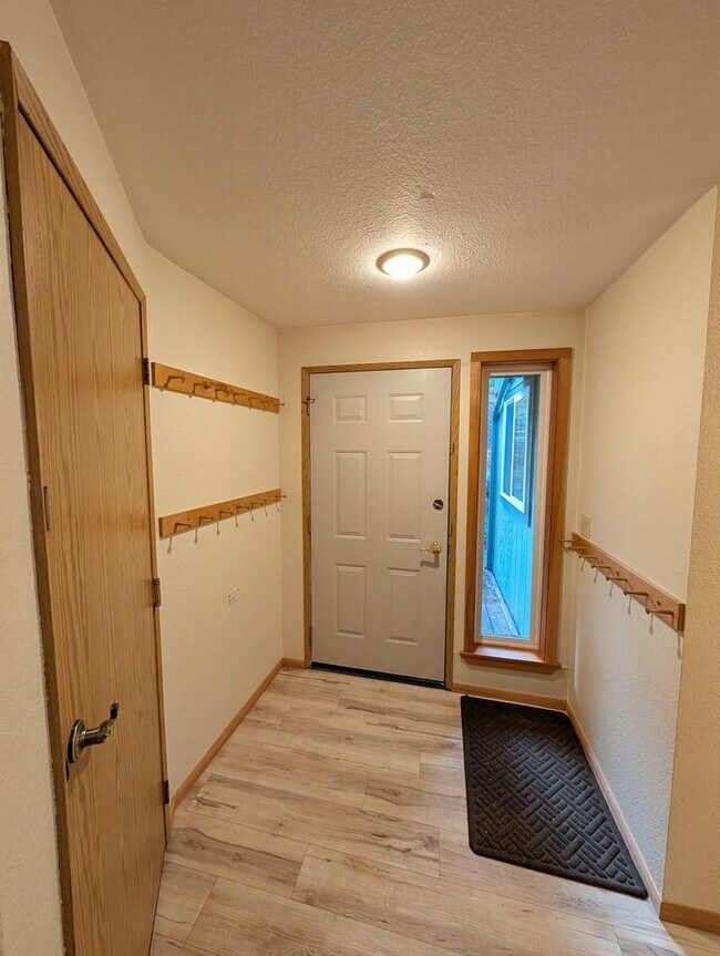 Photo - 3Bd/1.5Ba Dgl Townhome, Dog Friendly, Long Term, 2 Car Gar, Unfurnished