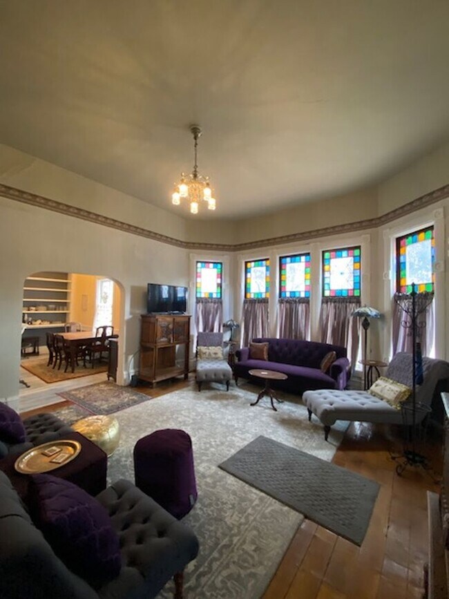 Photo - Charming Victorian Era Painted Lady Cottag...