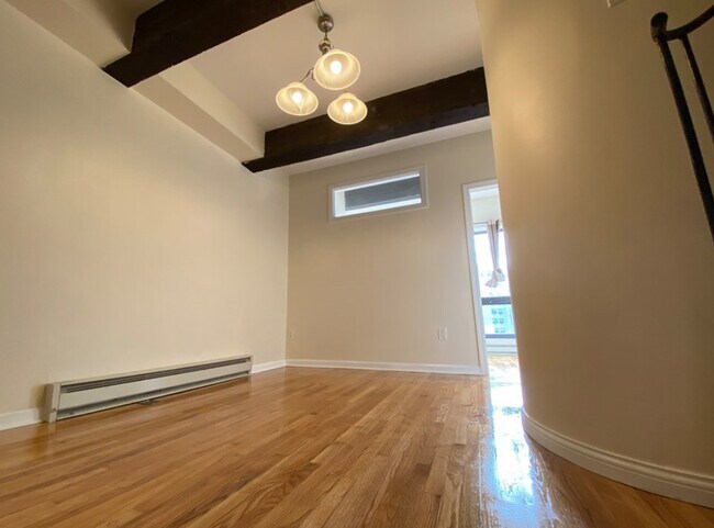 Building Photo - 2 Harvard Sq Unit 4 Rental