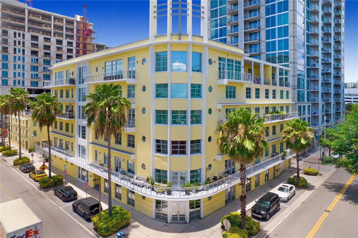 "Chic Urban Living: Spacious 2-Bed, 2-Bath... - "Chic Urban Living: Spacious 2-Bed, 2-Bath...