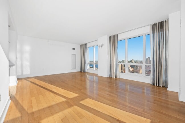 Photo - 350 W 42nd St