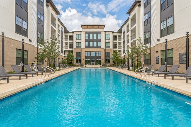 Relájese junto a la piscina en su propio oasis al aire libre. - Elina