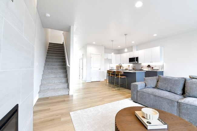 Photo - 925 N Elm Ave