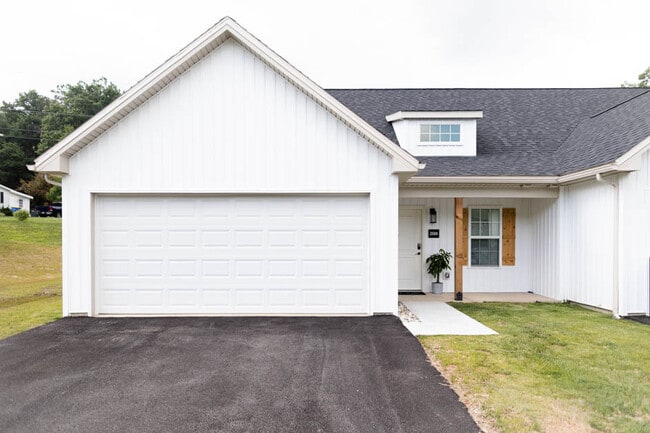 Building Photo - 2585 Emma Ln Unit 2585