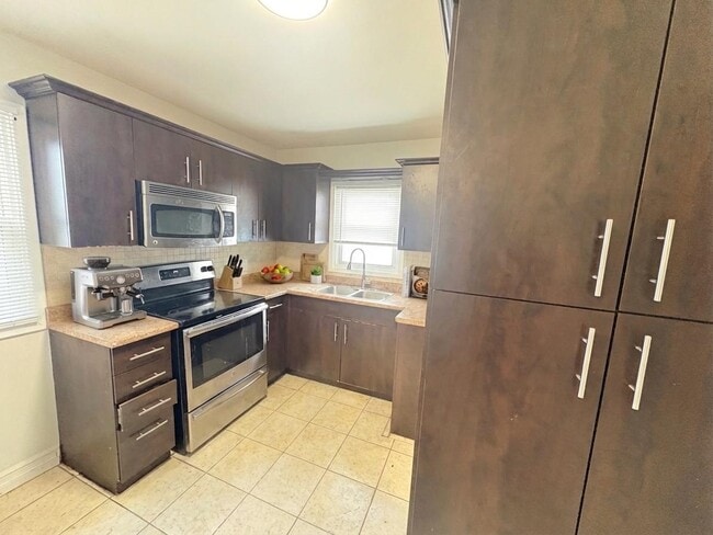 Photo - Fully Finished 3 plus den on East Mountain