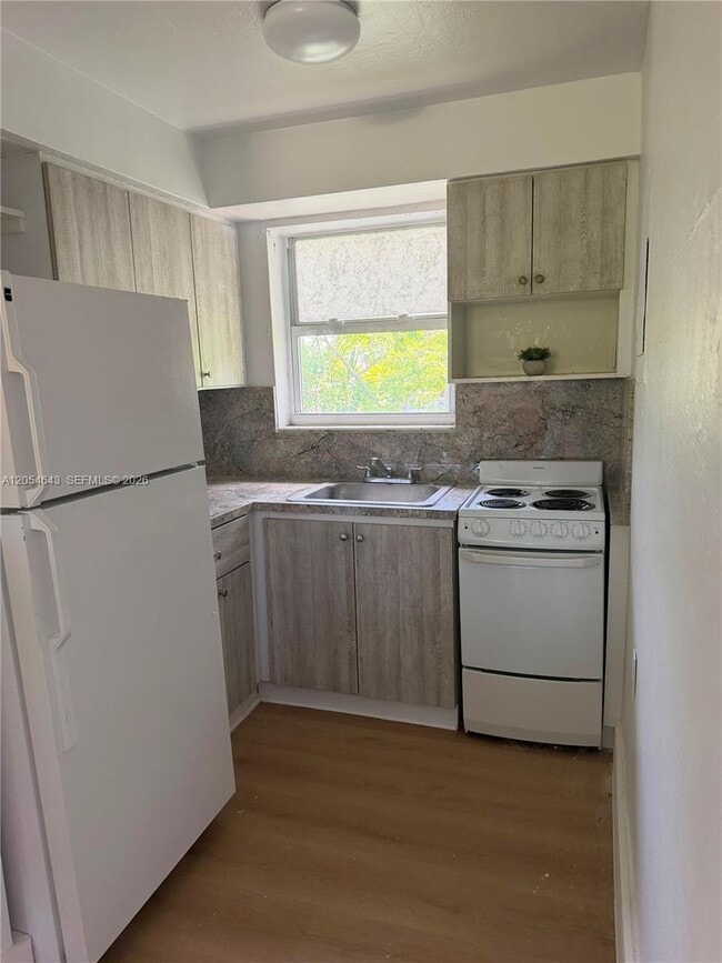 Building Photo - 1465 W 28th St Unit 4