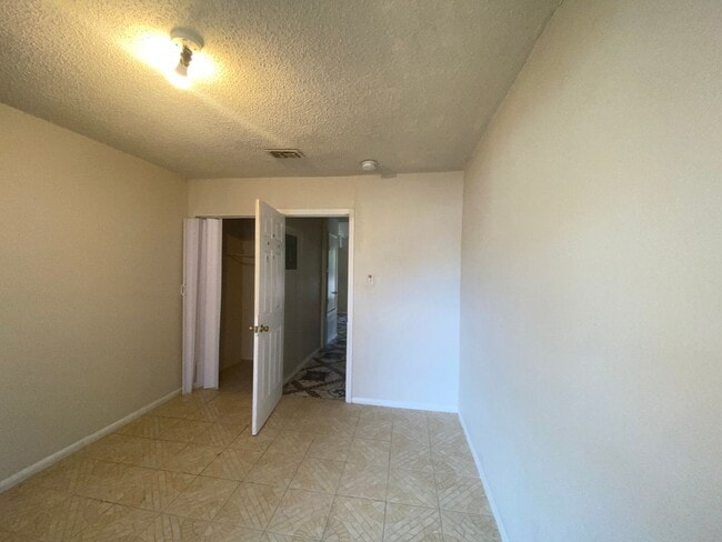 Near Downtown and PORT SA, BOEING CENTER T... - Near Downtown and PORT SA, BOEING CENTER T...