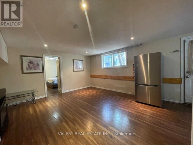 Photo - 176 Fennell Ave E