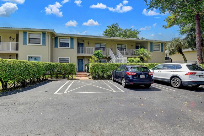Building Photo - 18 Westgate Ln Unit 18f Rental
