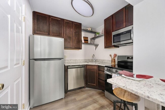 Building Photo - 620 Kenmore Ave Unit 4